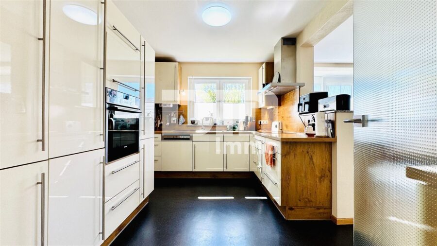 Modernes Familienglück nahe KfW 55-Standard mit Terrasse, Carport und Parkplatz - EG Offener Küchenbereich mit EBK